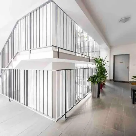 Slnecny A Priestranny Vo Vybornej Lokalite Apartamento